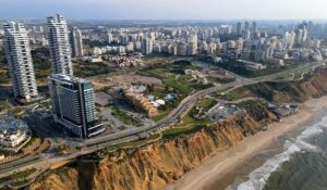 קו החוף הוא כבר מזמן לא רק של עונת הקיץ, מתאים בכל יום בשנה שאינו גשום. השילוב של הנוף מדהים, משפחות שמטיילות והירידה לחוף הים המושלם, אלו רגעים כייפים ביותר! טיילת נתניה שממוקמת באזור שבין מלון כרמל למלון ווסט לגון היא אחת האטרקציות האהובות על תושבי העיר והתיירים כאחד.