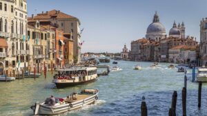 התעלה הגדולה (Canal Grande) של ונציה, היא לא רק עורק התחבורה הראשי של העיר, אלא גם נקודת ציון תרבותית והיסטורית שמציעה חוויה בלתי נשכחת של נוף מרהיב, אדריכלות מופלאה והיסטוריה עשירה.