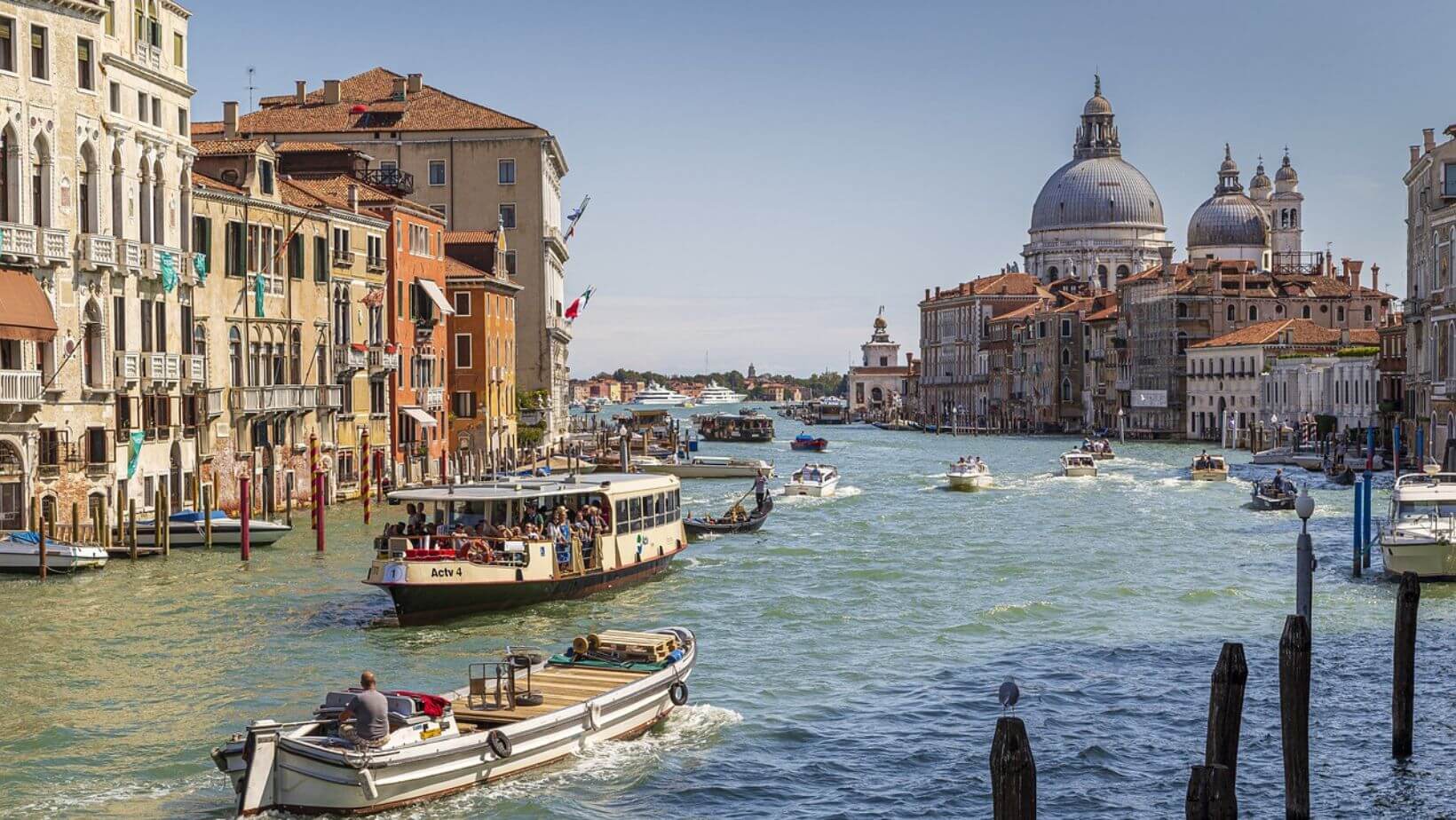 התעלה הגדולה (Canal Grande) של ונציה, היא לא רק עורק התחבורה הראשי של העיר, אלא גם נקודת ציון תרבותית והיסטורית שמציעה חוויה בלתי נשכחת של נוף מרהיב, אדריכלות מופלאה והיסטוריה עשירה.