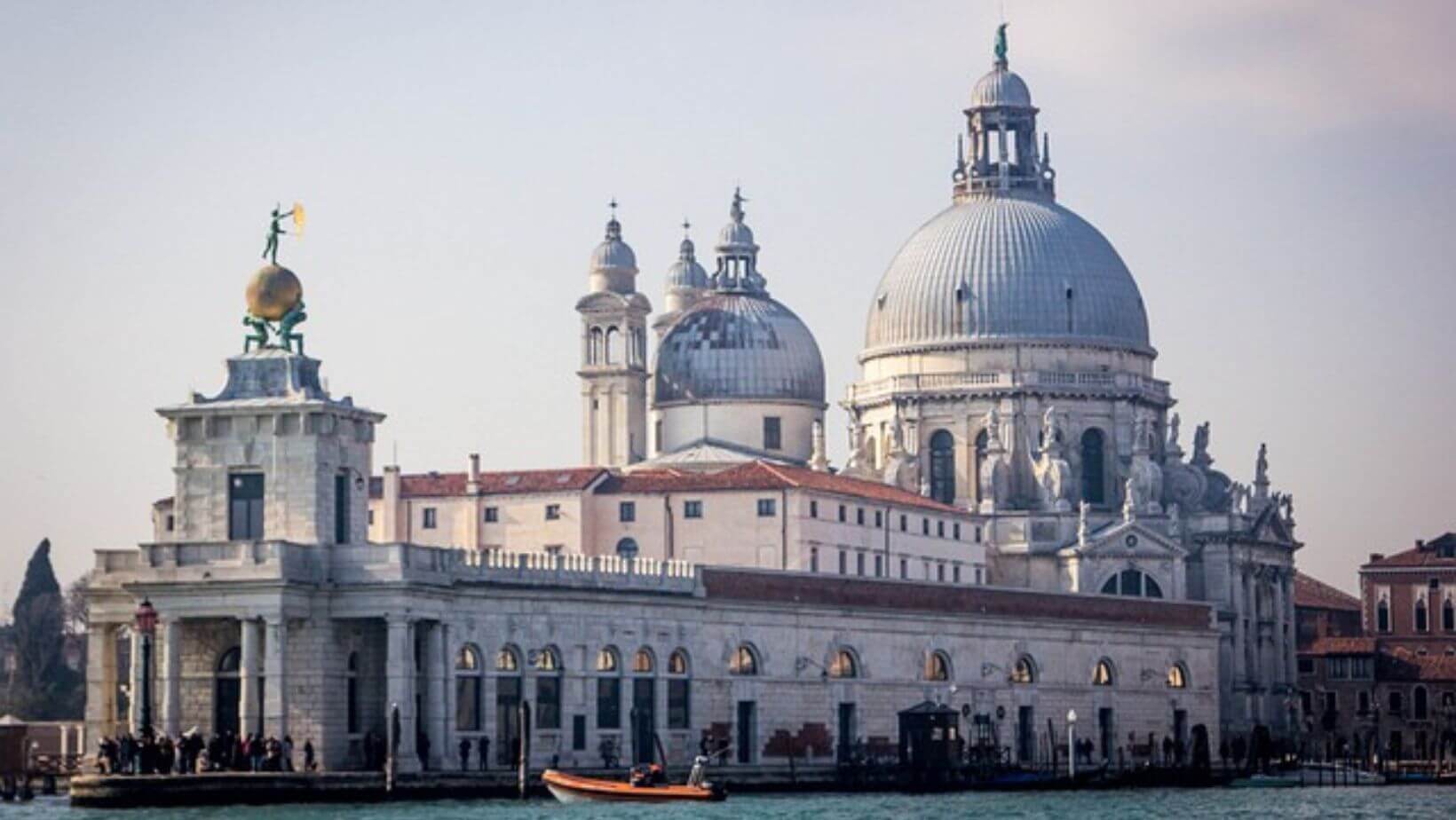 בזיליקת סנטה מריה דלה סאלוטה (Santa Maria della Salute) היא כנסייה איקונית בעיר ונציה (איטליה), הממוקמת באזור דורסודורו ומשמשת כאחד מסמלי העיר. האטרקציה נבנתה במאה ה- 17 לציון הישרדותה של ונציה ממגפה קשה, וממשיכה להיות מוקד מרכזי בפסטיבל שנתי חשוב. גלו עוד >>