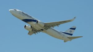 מטוס של אל על ממריא – התמודדות עם חרדה לפני טיסה והתחלה רגועה של החופשה